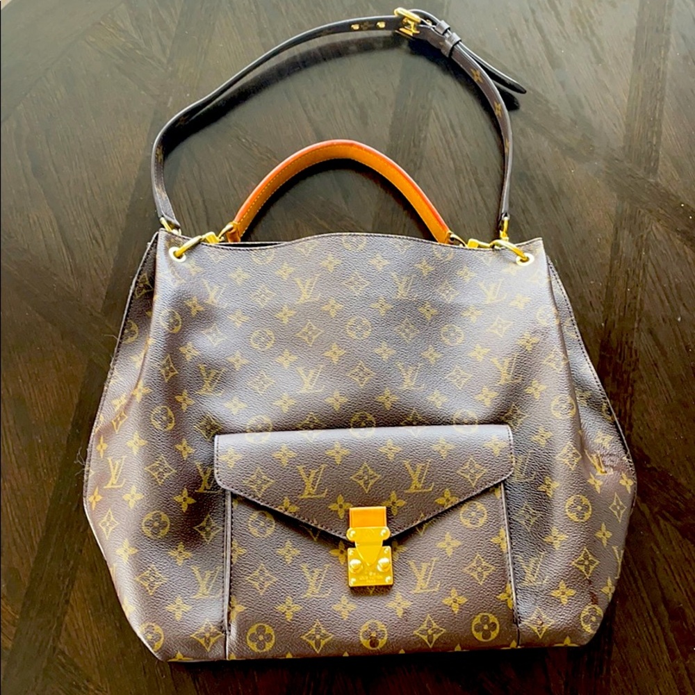 LOUIS VUITTON
Monogram Metis hobo bag